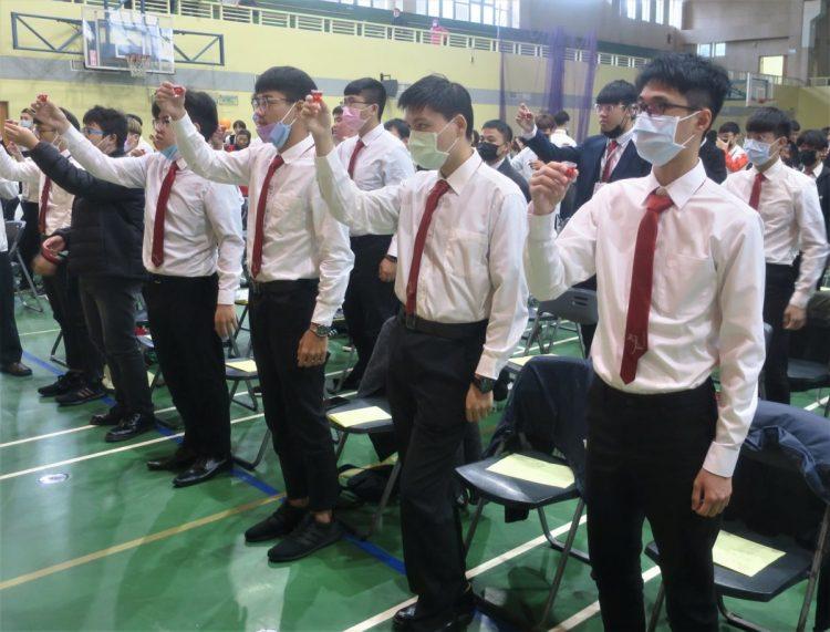 聖約翰科技大學第23年舉辦成年禮，校長帶領大家舉杯啜酒歡慶成年聖禮。