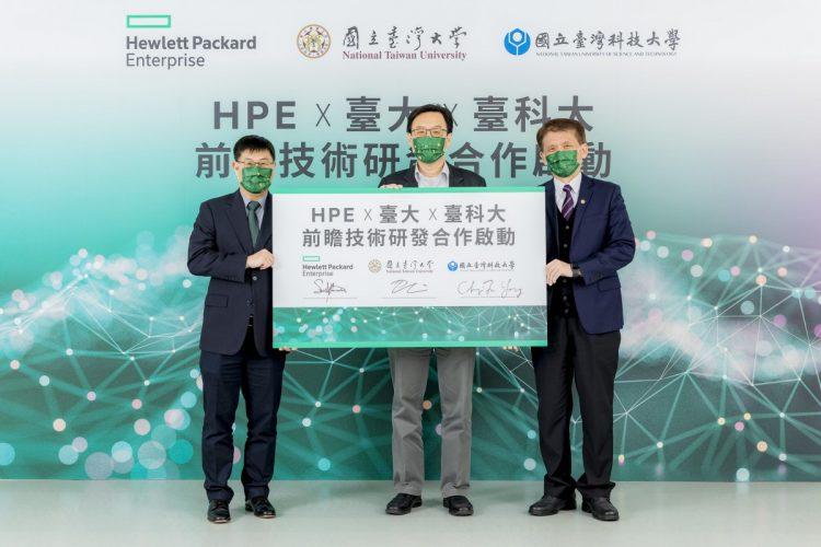 【新聞稿照片_ 3人 】圖左至右依序為HPE 標準運算系統事業群台灣研發中心副總裁 郭崧俠 、國立臺灣大學研發長 李百祺、國立臺灣科技大學產學長 楊成發.jpg