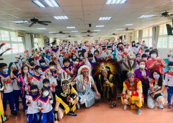 師生與表演者合照