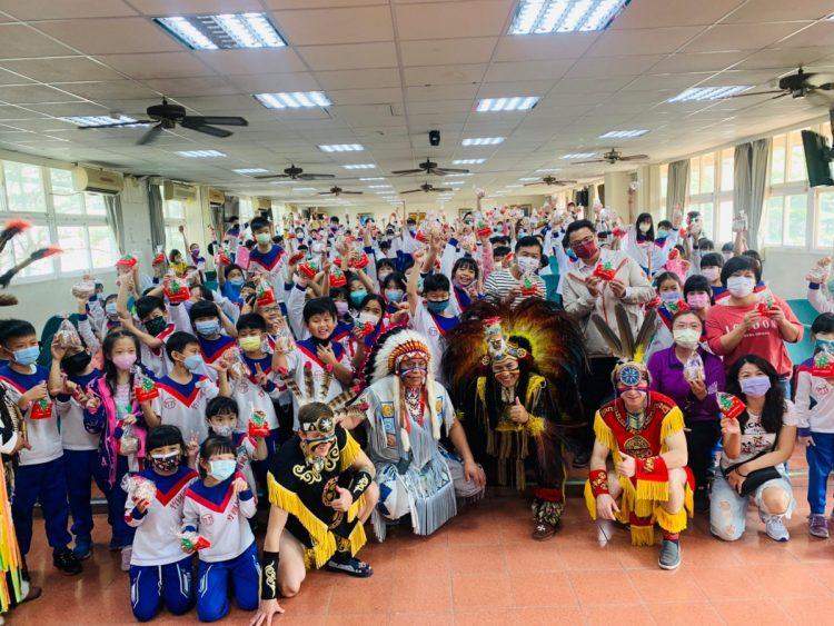 師生與表演者合照