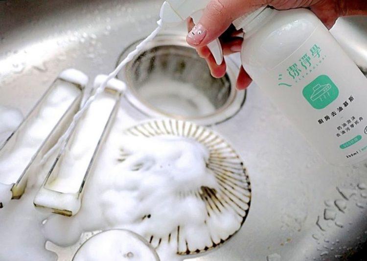 潔淨學廚房第一招秘訣對抗廚房區域，將去油慕斯噴灑在抽油煙機濾網上後靜待30分鐘簡單擦拭就能清理乾淨