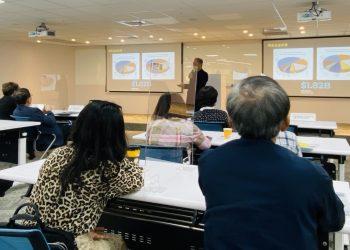 【新聞照片三】關島台灣辦事處處長嚴樹芬向出席公司介紹關島收益來源-min