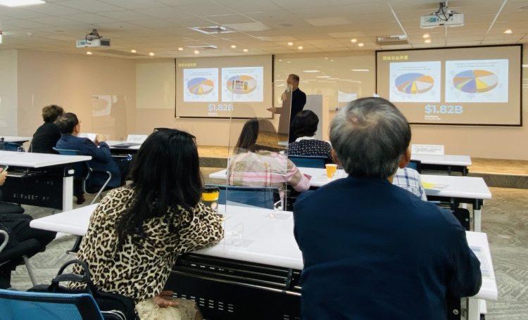 【新聞照片三】關島台灣辦事處處長嚴樹芬向出席公司介紹關島收益來源-min