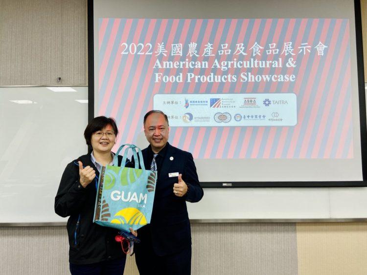 【新聞照片二】關島台灣辦事處處長嚴樹芬與台中市工策會黃于珊總幹事-min