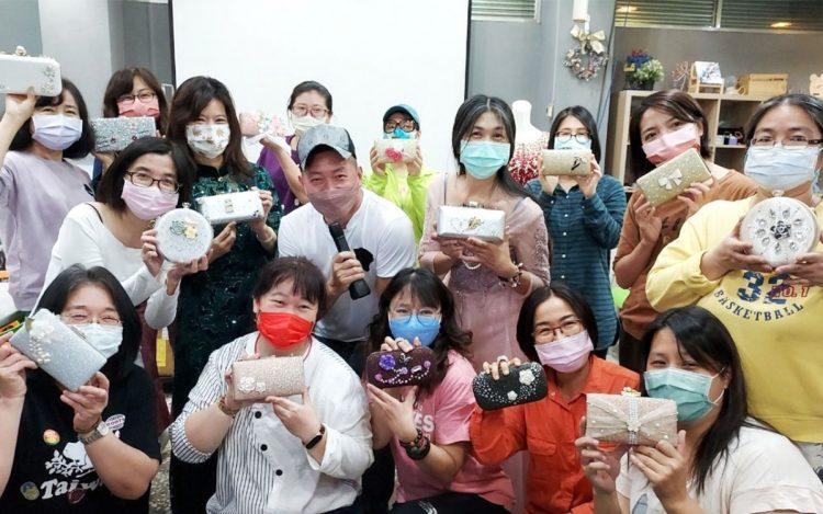 學員與講師劉永俊(第2排左3)合照