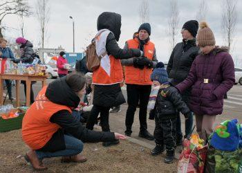 展望會於衝突升溫第一時間便加入救援，在烏克蘭與羅馬尼亞邊界城鎮錫雷特為一路顛沛的難民提供食物、飲水及心理關懷(台灣世界展望會提供)