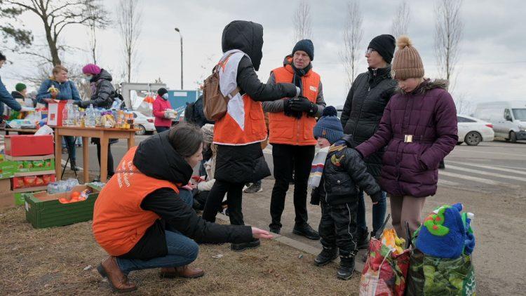 展望會於衝突升溫第一時間便加入救援，在烏克蘭與羅馬尼亞邊界城鎮錫雷特為一路顛沛的難民提供食物、飲水及心理關懷(台灣世界展望會提供)