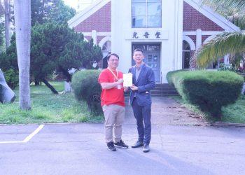 潘泰吉院長(左)致贈感謝狀予TZUMii厝覓家具總經理王辰元(右)。