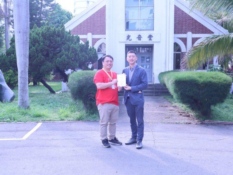 潘泰吉院長(左)致贈感謝狀予TZUMii厝覓家具總經理王辰元(右)。