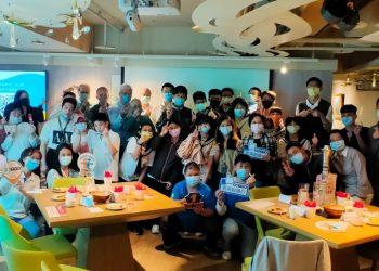 Hi-Q中華海洋生技公司與中華基督教救助協會、聯合報系文化基金會、台北市自閉症家長協會代表們合影