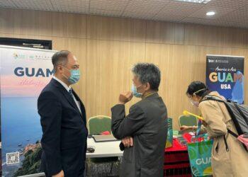 【新聞照片四】許多公司造訪關島攤位想深入了解關島投資機會與觀光旅遊