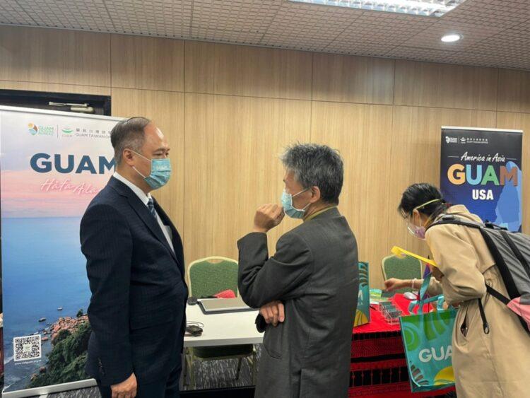 【新聞照片四】許多公司造訪關島攤位想深入了解關島投資機會與觀光旅遊
