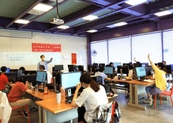 上課學員認真學習