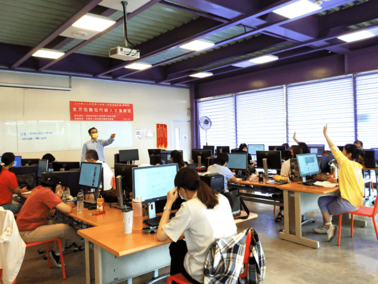 上課學員認真學習