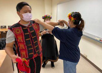 潘美蘭老師（右一）教導學生如何量身、打版、剪裁及縫製排灣族族服。