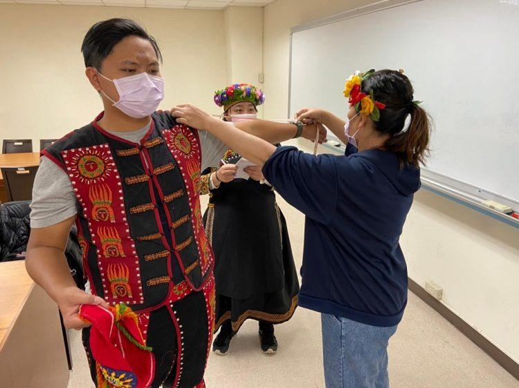潘美蘭老師（右一）教導學生如何量身、打版、剪裁及縫製排灣族族服。
