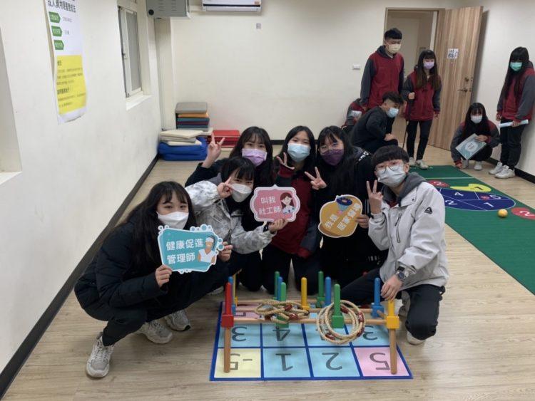 聖約聖約翰科大規劃實境解謎活動，帶領高中職同學透過闖關機制，體認長照工作內涵。翰科大規劃實境解謎活動，帶領高中職同學透過闖關機制，體認長照工作內涵。