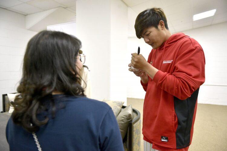 賽後，王維中特地安排張阿姨及其家人至貴賓室敘舊，王維中準備了簽名球及小禮物贈送張阿姨留念(台灣世界展望會提供)