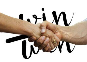 hands-g7b7d2dce8_1920