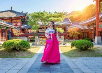 woman-with-hanbok-gyeongbokgung-traditional-korean-dress (1)