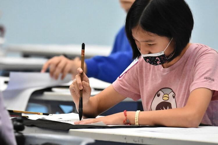 參賽者專注書寫的模樣