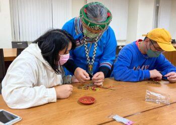 圖一：聖約翰科大原住民族文化週邀請邱蘭芳老師指導同學製作祭事曆鑰匙圈。