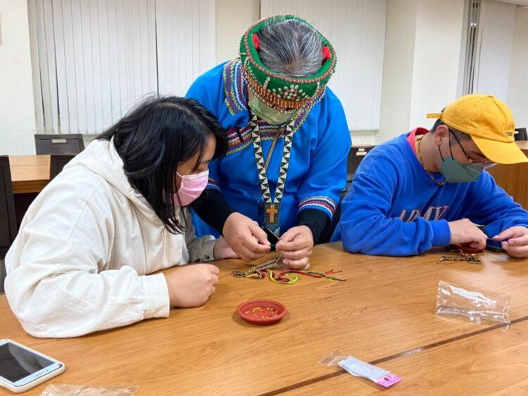 圖一：聖約翰科大原住民族文化週邀請邱蘭芳老師指導同學製作祭事曆鑰匙圈。