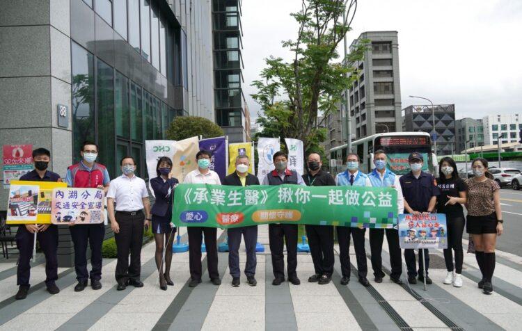 圖說2. 5月9日，心血來潮愛心捐血活動主辦單位(右六)承業生醫副董事長暨財團法人承霖慈善基金會李典穎執行長帶領作公益，邀請內湖周邊企業串連挽袖捐血V1