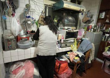 疫情之子弱勢家庭生活更辛苦，照片示意家長為停課在家的孩子準備餐食。(圖非新聞稿當事人) (南台中家扶提供)