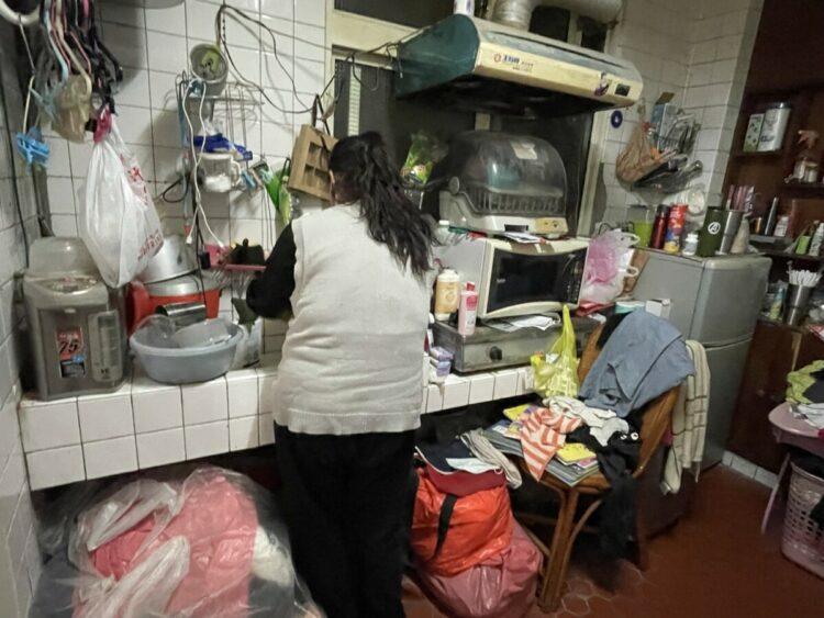 疫情之子弱勢家庭生活更辛苦，照片示意家長為停課在家的孩子準備餐食。(圖非新聞稿當事人) (南台中家扶提供)