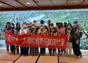 高苑科大學生手作輕黏土康乃馨傳遞溫馨-5