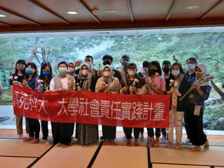 高苑科大學生手作輕黏土康乃馨傳遞溫馨-5