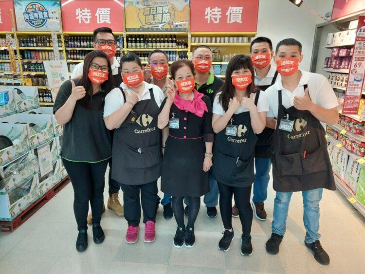 620世界難民日_家樂福門市人員戴上飢餓三十Rescue_Now口罩_呼籲民眾響應飢餓三十活動_發揮愛心踴躍捐獻_幫助待救援的難民與兒童