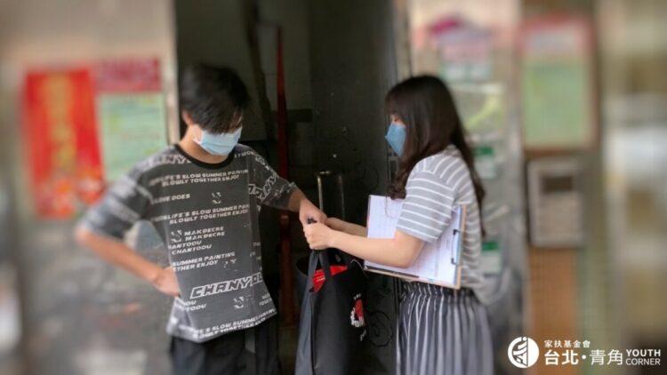 03社工給予青少年物資並關心近況 logo