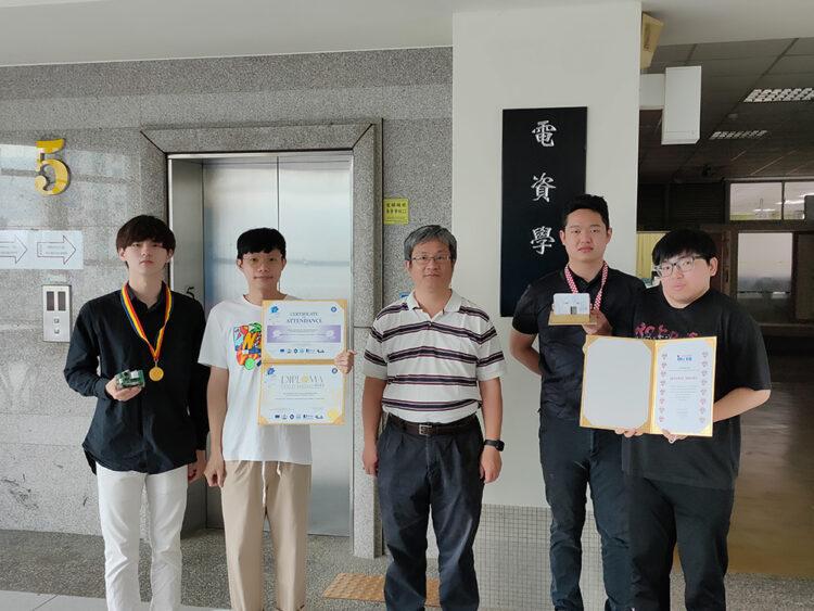 健行合照-由左至右分別為徐啟翔,李思緯,陳維魁, 張煜楷, 黃聖凱1