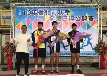 榮獲總統教育獎的程耀寬(右二)在田徑場上獲得好成績