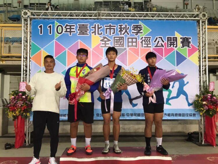 榮獲總統教育獎的程耀寬(右二)在田徑場上獲得好成績
