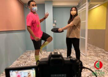 老師示範親子律動