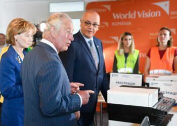 英國王儲查爾斯訪視羅馬尼亞最大的烏克蘭難民收容中心，鼓舞世界展望會工作人員在內的人心與士氣。(台灣世界展望會提供)