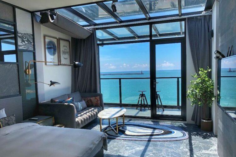 【圖一】瞄準暑假旺季出遊與七夕情人節商機，奧丁丁揪你推出情人節浪漫旅宿專區，主打透明系、山海美景與輕奢飯店等多元選擇。（圖為漫漫日出）