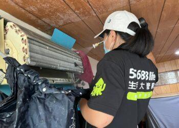 【圖一】長時間積聚的灰塵會將散熱葉片之間的間隙堵塞，造成制冷制熱效率低下，功耗上升。