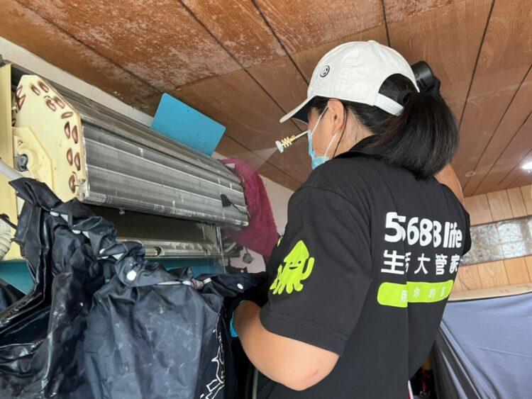 【圖一】長時間積聚的灰塵會將散熱葉片之間的間隙堵塞，造成制冷制熱效率低下，功耗上升。