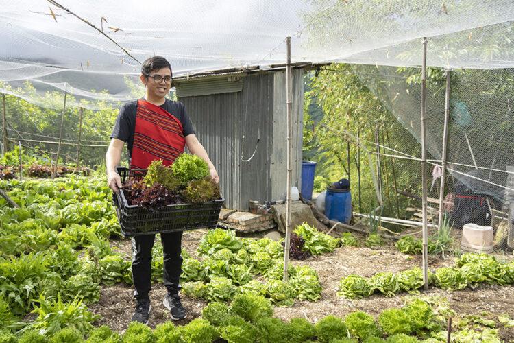 來自南投廬山部落的沈明偉，5年前毅然返鄉，半年前創立蔬食沙拉品牌，用一身技藝結合在地資源，傳承在地好滋味，同時創造就業機會，為原鄉貢獻心力 (台灣世界展望會提供)