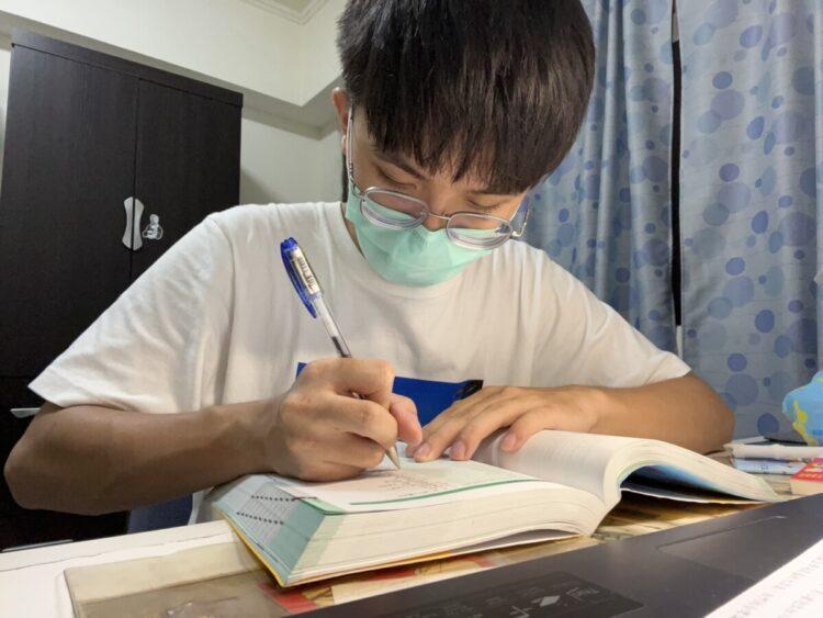 小易自動自發讀書學習，考上心目中第一志願。(南台中家扶提供)