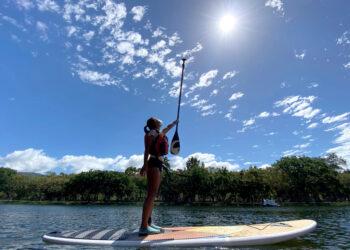 年僅22歲的胡念禧是2021年底奪得全國SUP立式划槳公開賽─女子充氣板個人組2公里繞縹賽冠軍