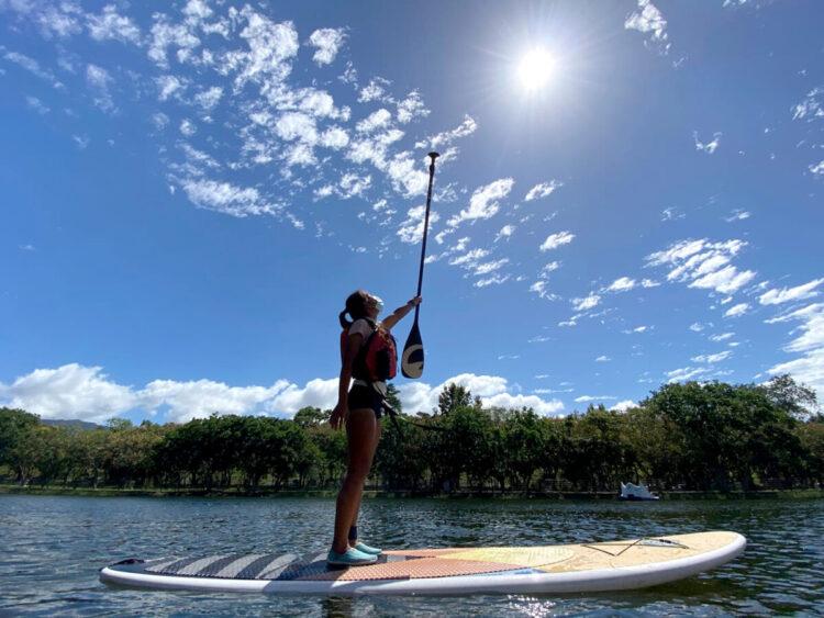 年僅22歲的胡念禧是2021年底奪得全國SUP立式划槳公開賽─女子充氣板個人組2公里繞縹賽冠軍