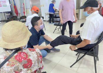 聖約翰科大周東賢院長安撫長者要持續參加活動不要間斷，並提供贈品做為鼓勵。