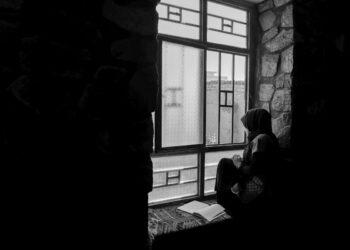 自去年8月政權更迭至今，阿富汗當局仍禁止中學女生回到校園，更頒布女性包頭巾、非必要不得出門等規定