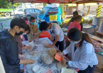 青少年協助製作饅頭的過程