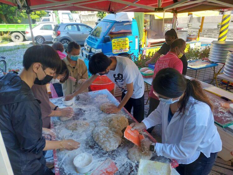 青少年協助製作饅頭的過程